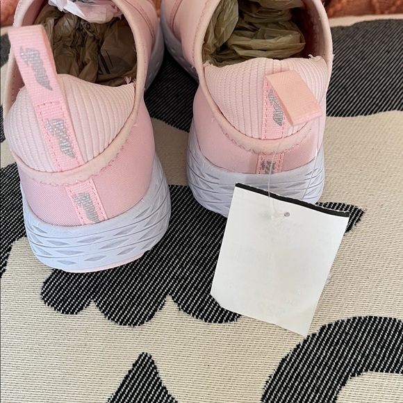 Baby pink AVIA tennis shoes - Picture 5 of 5